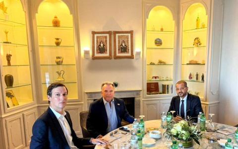 为美伊谈判扮演居中协调的阿曼外长巴德尔（右一）周四在日内瓦会见美国总统特使威特科夫（中）和特朗普的女婿库什纳（左一）。（路透社）