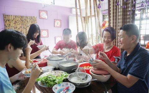 在多元文化的新加坡，有许多游子以朋友相聚的方式，找到属于自己的那份温暖和力量，庆祝农历新年。（档案照片）