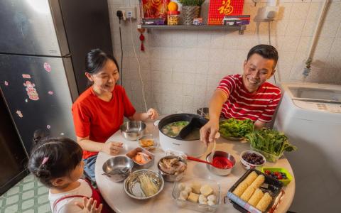 一桌年饭的力量，不在于菜肴的丰盛，而在于它所承载的教育。（档案照片）