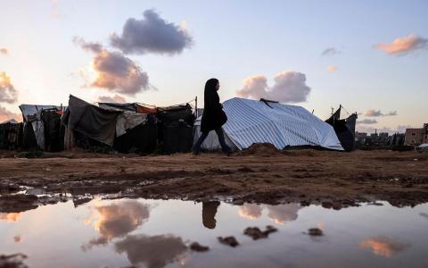加沙战火重塑民意。民调显示，美民众对巴勒斯坦人同情度首超以色列。图为加沙迪尔巴拉以北的努赛赖特难民营。（法新社）