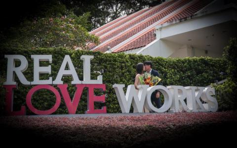 政府倡导积极婚育观 减轻“完美父母”焦虑