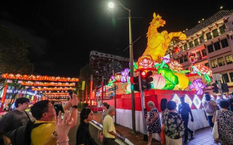 牛车水的马年装饰依然绚丽亮眼。（陈斌勤摄）