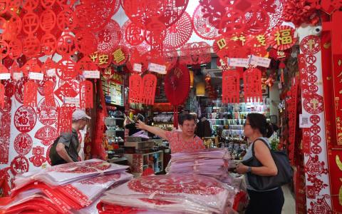 红彤彤的装饰能增加年味。（唐家鸿）
