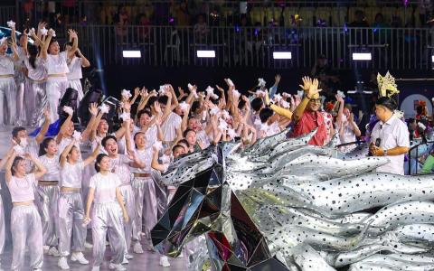 2026年妆艺大游行星期六（2月28日）在F1维修站大楼圆满落幕。图为尚达曼总统（红衣者）乘坐花车入场，并以华语向观众送上祝福。（林明顺摄）