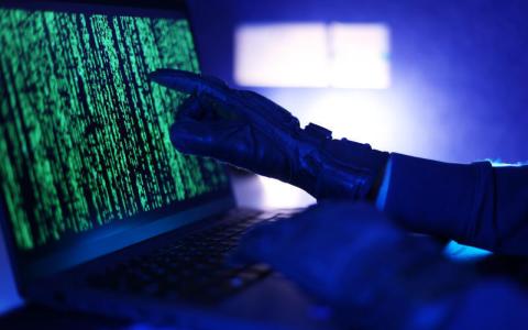 地缘政治竞争已经演变成一场针对民心和网络空间的博弈，外交部长维文医生提醒，新加坡人口构成多元，人们必须保持警惕并审慎行事，绝不能认定我国不会出现像其他社会那样的两极分化与分裂局面。（示意图／王彦燕摄）