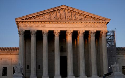 最高法院所在意的，是关税是否符合法律的规定，是否符合国会立法的原意，舍此便没有其他超越宪法精神的标准。（路透社）