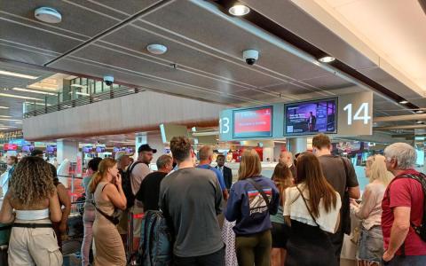 中东战局令多趟航班取消 一众乘客滞留新加坡