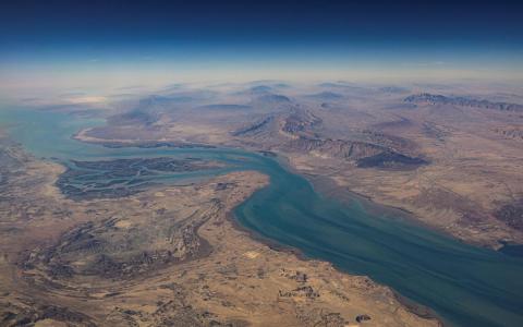 霍尔木兹海峡石油运输停滞 船舶试图通过被击中 