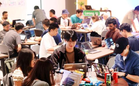 三年助1万家企业用AI 政府拟培育10万AI“双通人才” 