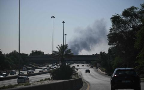 3月2日，伊朗袭击了科威特城美国大使馆所在区域，附近一条高速公路可见到乌黑浓烟升起。（法新社）