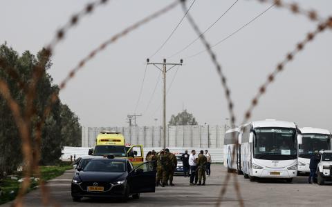 2月2日，好些巴勒斯坦人通过凯雷姆沙洛姆（Kerem Shalom）过境点离开加沙地带，入境以色列。（路透社）