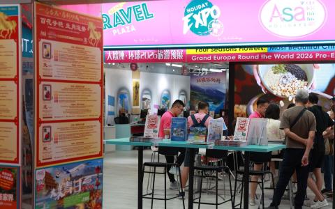 全球多家航空公司取消飞往中东的航班，本地受影响国人也纷纷上门咨询替代方案。（纪允贤摄）