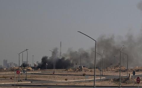 据报道，美国驻科威特大使馆星期一遭到伊朗袭击，大使馆附近地区可见滚滚黑烟。（法新社）