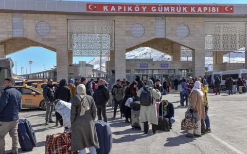 3月3日，伊朗公民经土耳其东北部凡城的拉齐—卡皮科伊边境口岸抵达土耳其。（法新社）