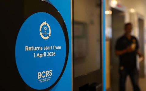 小贩中心内或附近设有瓶罐回收机 一些餐饮店料也负责回收 