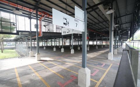 小印度巴士总站只在星期天运作，供私人巴士接送客工往返宿舍。新加坡体育理事会将部分有盖候车区改建为八个匹克球场，星期一至星期六开放给公众打球。球场将在不久后启用。（蔡家增摄）