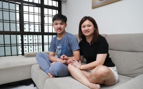 4月1日起，政府将为开设特需信托机构信托基金户头的合格家庭，提供一对一配对资助，加上公益金提供的5000元初始基金，这能帮助蔡慧萍（右）和家人提前为儿子王敬凯将来的生活进行规划。 （关俊威摄）