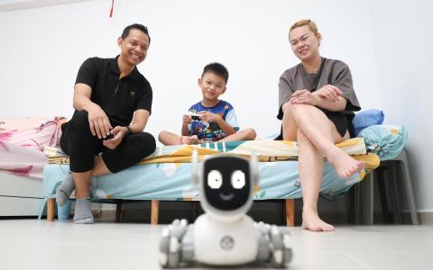 林芷慧（右一）离婚后独自抚养儿子，同时兼顾工作、学业和家庭，还须清还助学借贷。幸好在家庭导师柔山（左一）协助下，她通过升级版社区联系计划前进配套获得就业援助和社区资源。（关俊威摄）