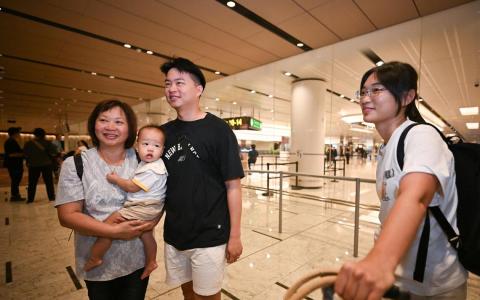 亲眼目睹导弹爆炸 新加坡乘客从迪拜安全返国