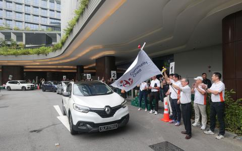 副总理兼贸工部长颜金勇在公益金活动上挥着旗子，为开斋节“希望礼袋”分发活动主持启动仪式，这些礼袋将分发给全国有需要的个人和家庭。（李冠卫摄）