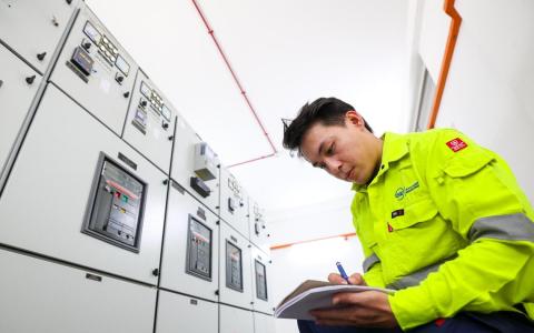 全天候待命 30岁电气工程师看好技术行业前景