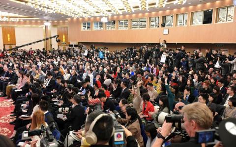 中国全国人民代表大会会议3月8日举行外交主题记者会。这场由中国外长主持的记者会多半聚焦中国大陆的外交议题，循例只有一个提问与台湾相关，这次却罕见出现两段与台湾相关的答问。图为记者会现场的记者席挤满了媒体代表。（中新社）