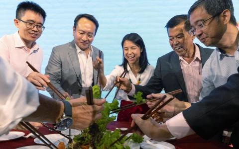 新加坡全国商联总会星期一（3月9日）晚上在醉花林俱乐部举办新春晚宴，永续发展与环境部兼文化、社区及青年部高级政务次长吴函燕（中）与全国商联总会会长杨向明（右二）、副会长洪启强（左二），以及全场嘉宾一起捞鱼生贺新春。（特约沈康雄摄）