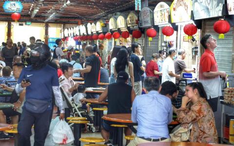 小贩熟食摊位竞标“降温” 逾5000元高价摊位占比减半