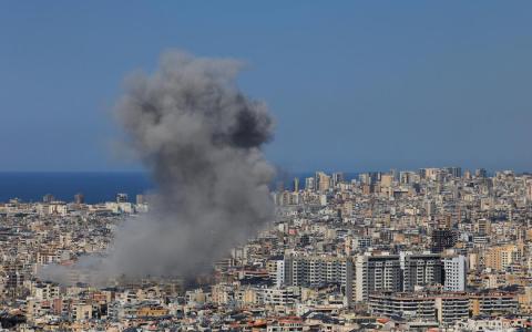 以军3月11日轰炸黎巴嫩首都贝鲁特的南部郊区，城市上空硝烟滚滚。（路透社）