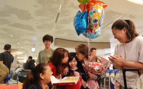 8岁男童撤离中东途中度生日 安全返新与家人团聚 