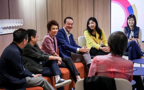 2026年《联合早报》财政预算案对话会开始前，主宾人力部兼保健卫生部高级政务部长许宝琨医生（右三）与贸工部兼文化、社区及青年部高级政务部长刘燕玲（左三）和新报业媒体华文媒体集团及《联合早报》代表讨论。左起是《联合早报》总编辑吴新迪和华文媒体集团副社长韩咏梅，右起是新报业媒体首席财务官兼首席企业事务官陈姵君和早报财经组主任沈越。背对镜头的是华文媒体集团社长李慧玲。（叶振忠摄）