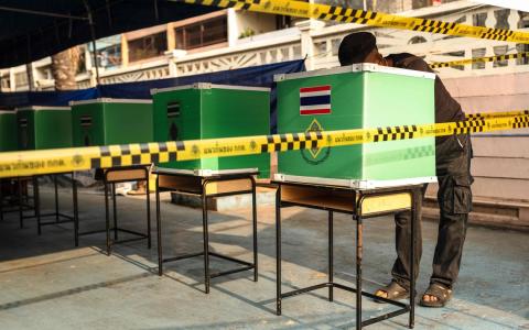 泰国监察专员办公室日前向宪法法院提出申请，要求审查选票上条码和二维码是否违反投票保密原则。图为2026年2月8日，曼谷投票站。（法新社）