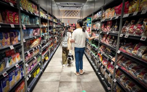 若中东局势不缓解，未来几个月电费料上涨，生产成本也将不断攀升，这一连锁反应可能会波及食品、 零售、建筑等行业，推动物价上涨。（曾坤顺摄）