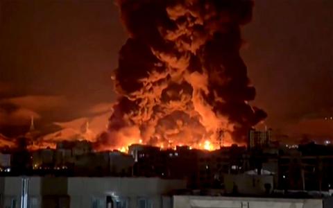 美军开战首24小时就借用AI，快速打击伊朗1000多个军事目标，但伊朗南部却有一所女子学校被炸，168人惨死。（法新社）