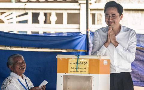 泰国2月8日举行大选，为泰党首相候选人裕差南当天在曼谷一个投票站投出自己的选票。他也是为泰党前首相达信的外甥。（法新社）