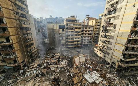 美伊冲突爆发半个月以来，以色列与黎巴嫩真主党之间的冲突也随之升级。黎巴嫩首都贝鲁特南部郊区的一处建筑，在以军星期五（3月13日）的空袭中坍塌。 （法新社）