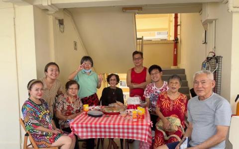 刘进宽（右三）2023年起邀请左邻右舍在走廊上欢聚，共庆农历新年；而今第四年，大家自带桌椅美食相互分享，已分不清主客，“人人都是聚会主人”。（受访者提供）