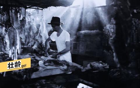 新加坡河畔的潮州巴刹，戴帽子的庖丁利落分割，仿佛生活的黄金分割法。（雷福胜摄）