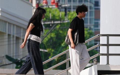 “Tokyogurl”纳帕特·瓦拉辛（左）和“Cheerio”柴约走进巴吞旺区法院大楼。（取自曼谷邮报Instagram）