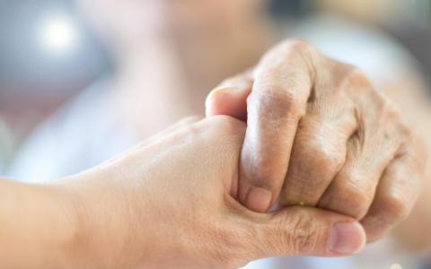 过去五年 更多男性为照顾年迈父母放弃工作