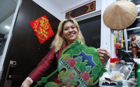 自小在跨族家庭长大，珠爱林和家人既过农历新年，也遵循回教教义谨守斋戒，一家人星期六（3月21日）将欢庆开斋节。（梁麒麟摄）