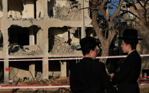 以色列两城市遭伊朗袭击近200人轻重伤 以核敏感设施首次成打击目标 