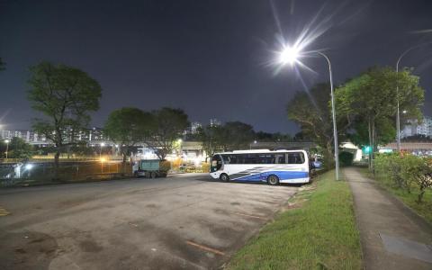 更新路税须先“有位有证” 重型车主为求停车证付高价现乱象