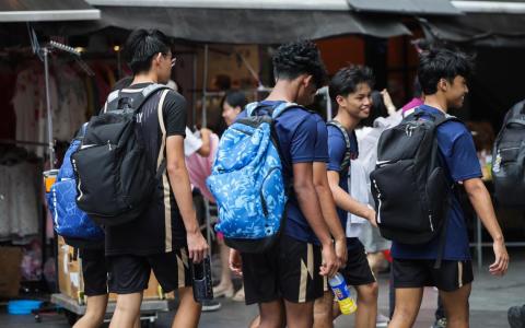 应对高温天气 本地部分学校允许学生穿运动服上学