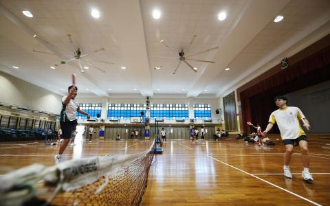 加装排气扇穿体育服上课等 热浪中学校多举措助师生降温