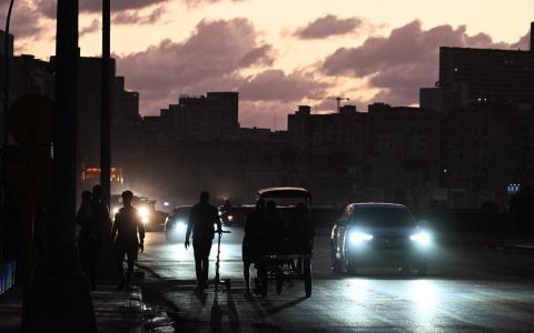 委内瑞拉政局骤然转向，新政府迅速切断对古巴的能源输送，导致古巴几乎在一夜间陷入能源断裂。图为3月21日的哈瓦那街头，古巴一周内第二次遭遇全国大停电。（法新社）