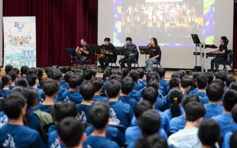 弹唱人工作室走进裕廊先驱初院演出，为新一届“新空下”歌谣比赛预热，新谣旋律再次在校园内响起。（李冠卫摄）