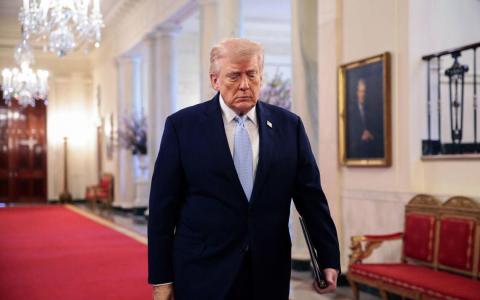 特朗普政府原本的设想是在开战后四五周内结束战争，但霍尔木兹海峡危机让他陷入僵局，既无法以自己的条件终战，又面临全球能源市场持续动荡的压力。图为3月20日，特朗普在白宫。（彭博社）