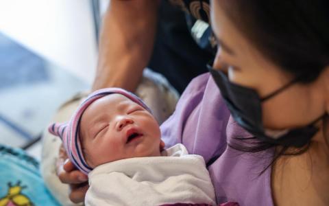 4月1日起父母有10周共用产假 总育婴假多达30周  