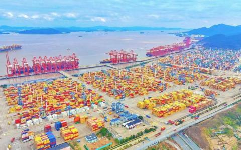 中国宣布对美国破坏全球产供链相关做法和措施、阻碍绿色产品贸易相关做法和措施发起贸易壁垒调查。图为中国浙江省宁波口岸。